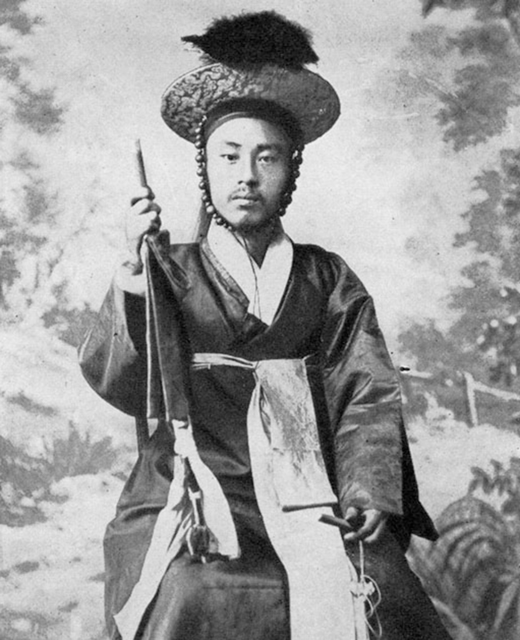 Monochromatic photograph of Korean officer of the Old Army, e-Asia Digital Library