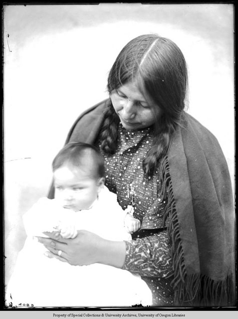 Jennie Peo, with child, Moorhouse Collection, PH036-4083, Picturing the Cayuse, Walla Walla, and Umatilla Tribes