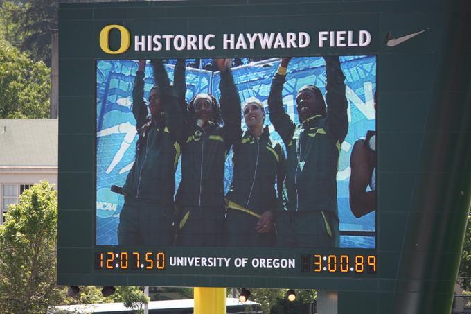 Women's 4 X 400 relay awards, 2010