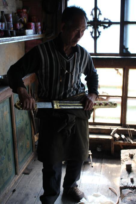 2015May_tibetan_knife_making_cultural_heritage_artist_tse_ring_dolga_004