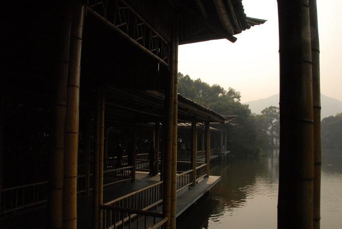 2012October_201210CoveredWalkwaysInWestlakeAreaOnLakeHangzhou_001