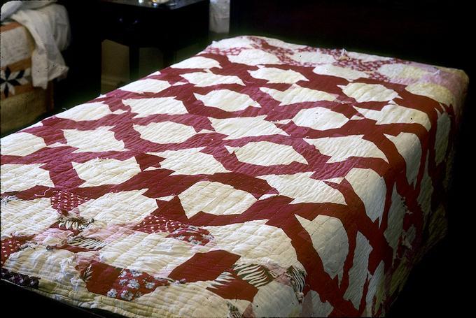 74 x 80-inch Wedding Ring quilt made in Eudora, Arkansas by Easter Jones, late 1930s