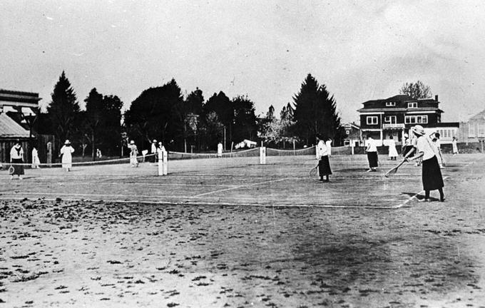 Women's P. E., 1917 : tennis