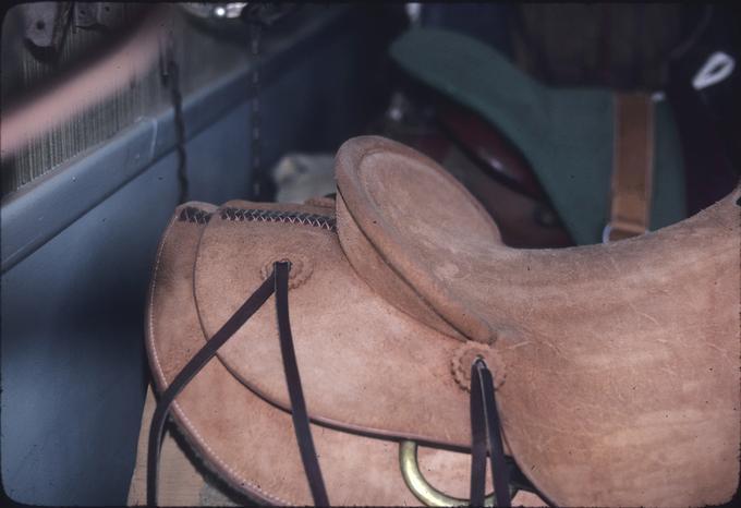 Rough work saddle, detail of straight cantle, side view