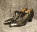 Shoes of black calf leather; Oxford style
