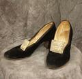 Pumps of black velvet with heavy metal curved square embellished with rhinestones on vamp