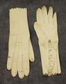 Gloves of white kid leather with five button closures at wrist