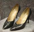 Stiletto pumps of black leather with pointed toe